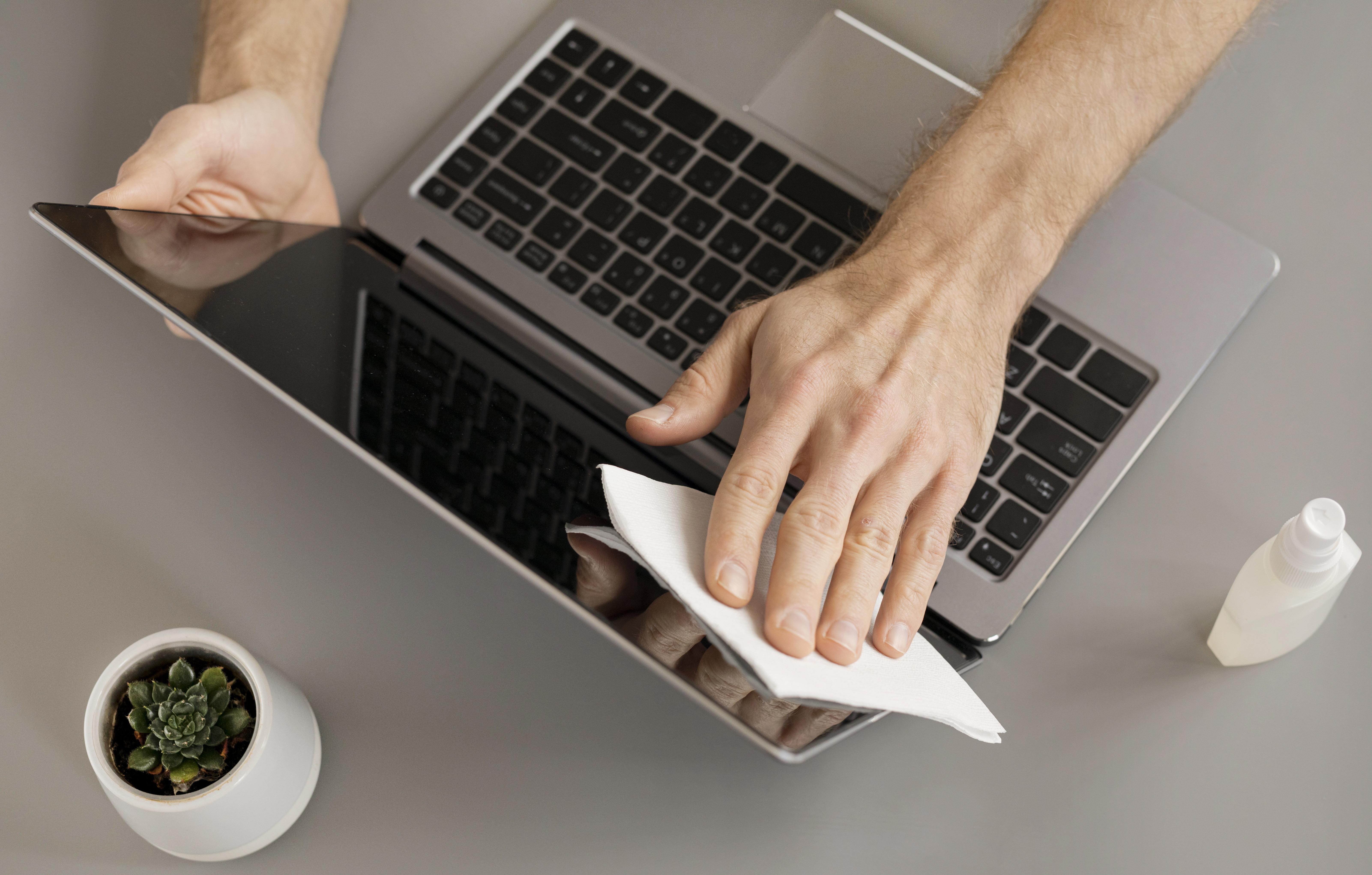 Jak wyczyścić ekran laptopa – dobre praktyki