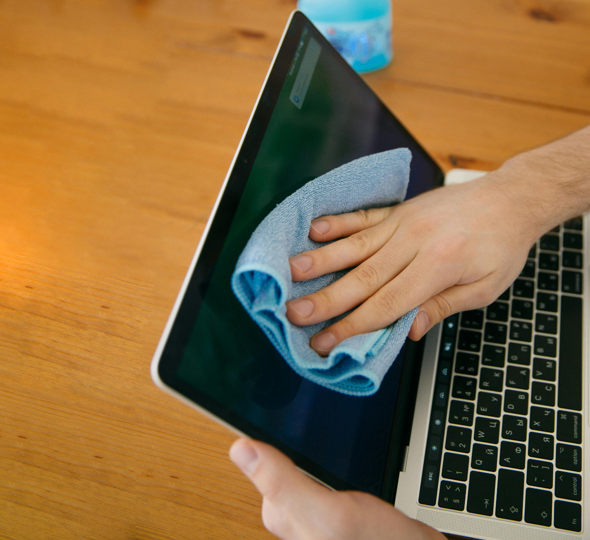 Jak wyczyścić ekran laptopa – dobre praktyki