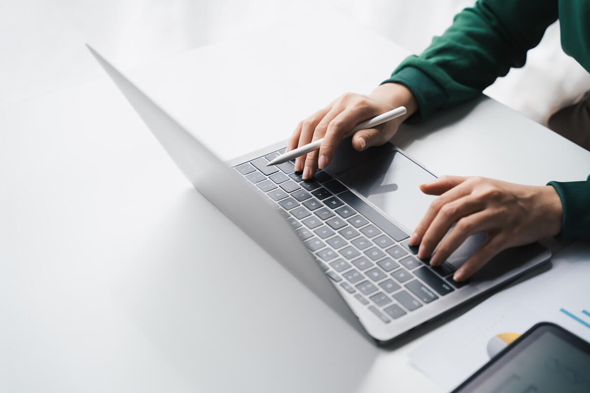 Jakie porty powinien mieć laptop poleasingowy do pracy biurowej